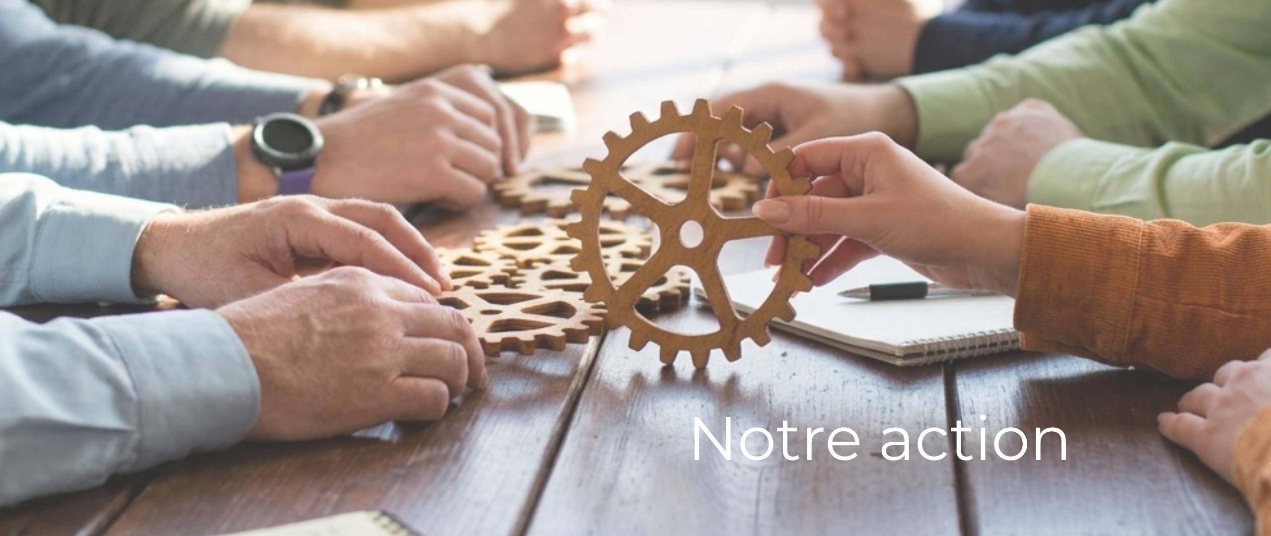 slider page notre action praxsys initiative matérialisant une équipe qui travaille avec des mains qui apportent chacune une idée représentée par un engrenage