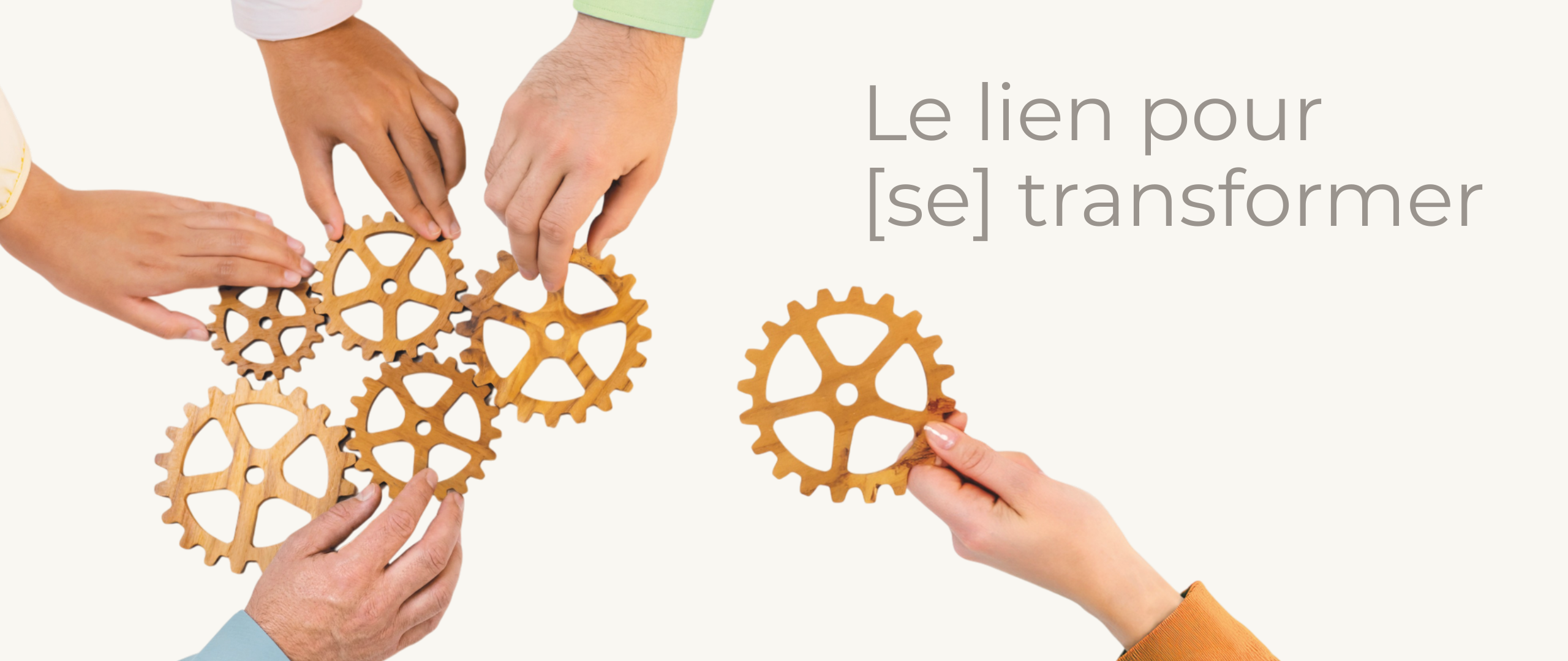 slider page d'accueil praxsys initiative matérialisant plusieurs mains qui apportent chacune une contribution représentée par un engrenage