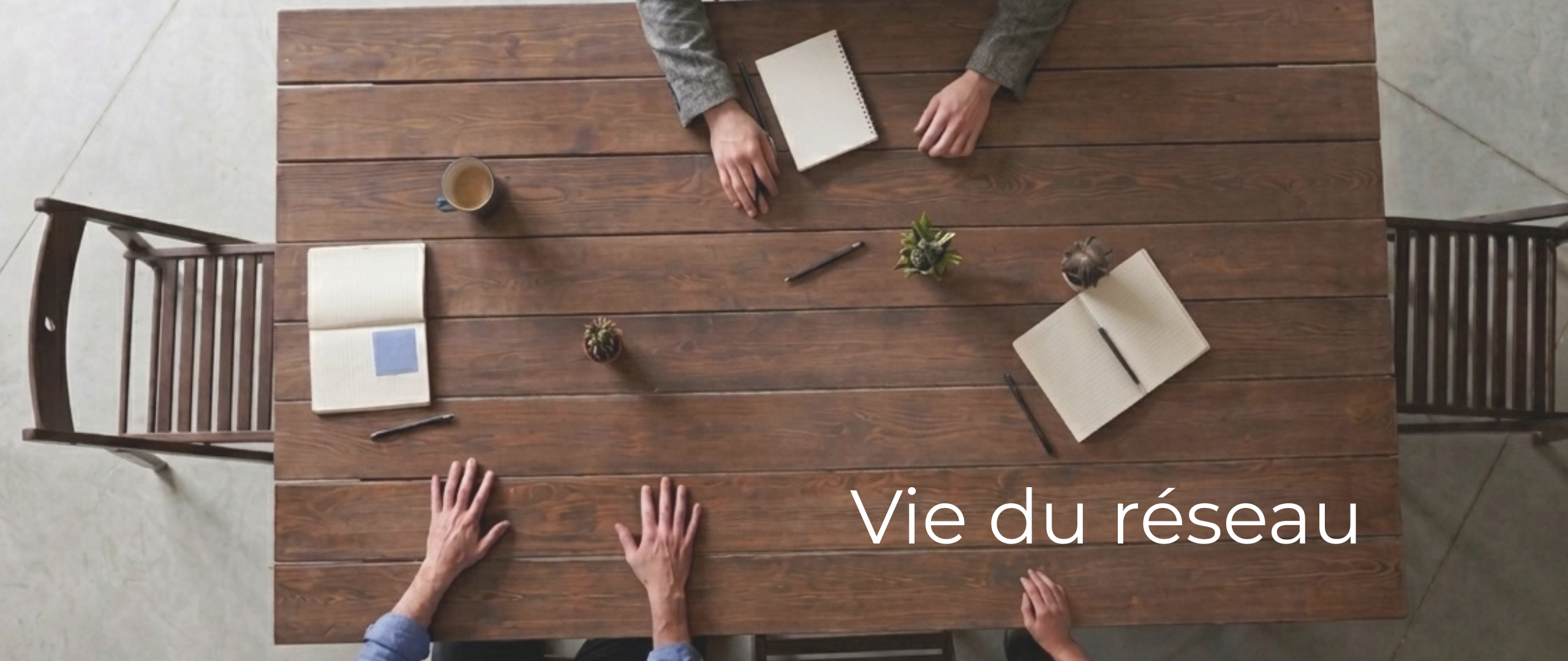slider page vie du réseau praxsys initiative matérialisant une équipe qui travaille avec des mains autour de la table qui représentent des personnes qui participent à une réunion de travail entre acteurs du tourisme.